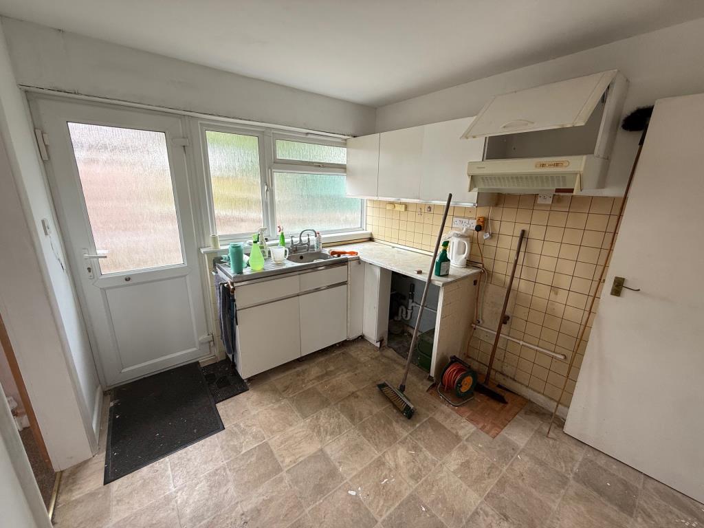 Lot: 141 - FREEHOLD THREE-BEDROOM DETACHED BUNGALOW FOR IMPROVEMENT - The Kitchen